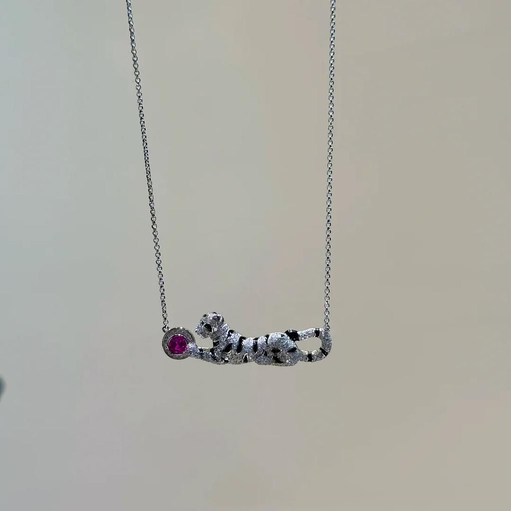 Vintage Medieval Heavy Industry Red Corundum Cheetah Necklace Light Luxury Full Diamond Leopard Collarbone Chain Leopard Pendant Female