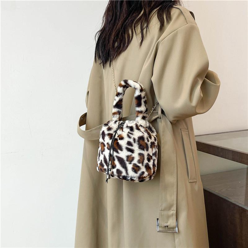 Fashion and Beautiful Plush Bucket Bag, New Fashion Trendy Women's One-shoulder Cross-arm Women's Bag