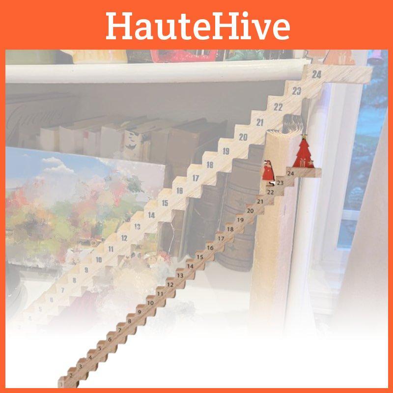 Lekfull julnedräkningskalender med livfull träjultomte som klättrar på trappan för festlig stämning