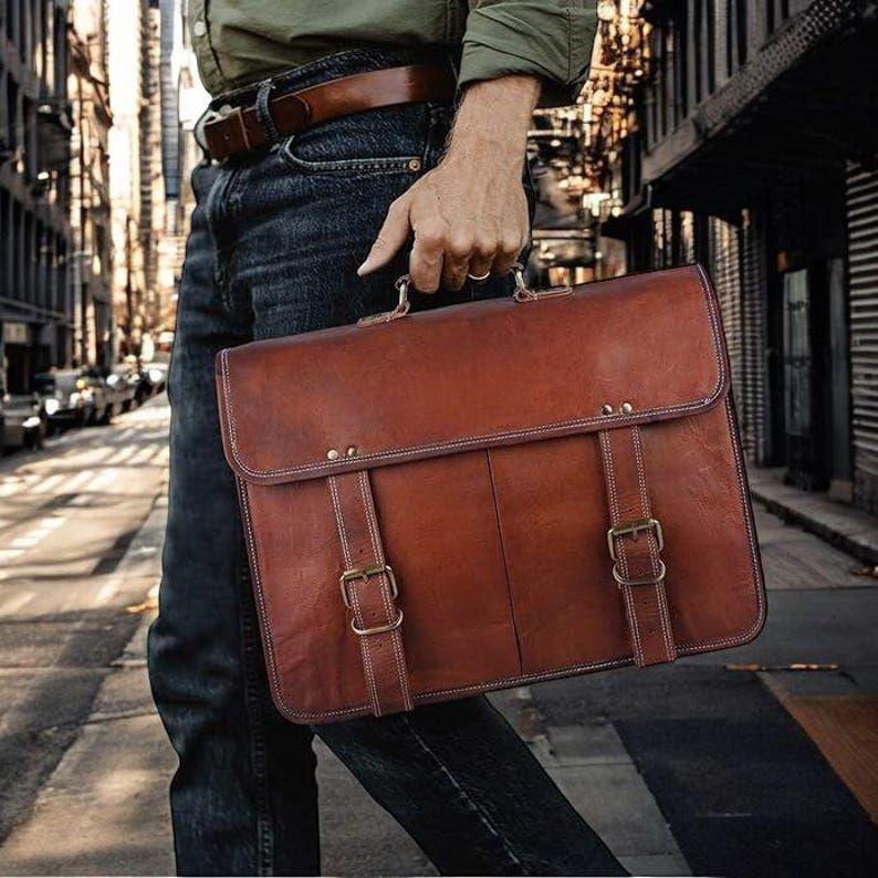 

Кожаная сумка-мессенджер для ноутбука для мужчин, монограммный портфель-сатчел, подарок шаферу, сумка для компьютера через плечо, подарки на День святого Валентина для мужчин 18 x 14 x 6 in