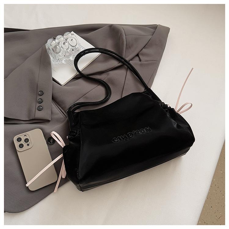 

Женская сумка-тоут большой вместимости, корейская версия, новая тенденция 2025, повседневная сумка-тоут, модная, с высоким чувством стиля, сумка-шоппер для通勤 чёрный