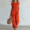 Completo da donna alla moda composto da camicia a maniche corte con bottoni e scollo rotondo, e pantaloni a gamba larga