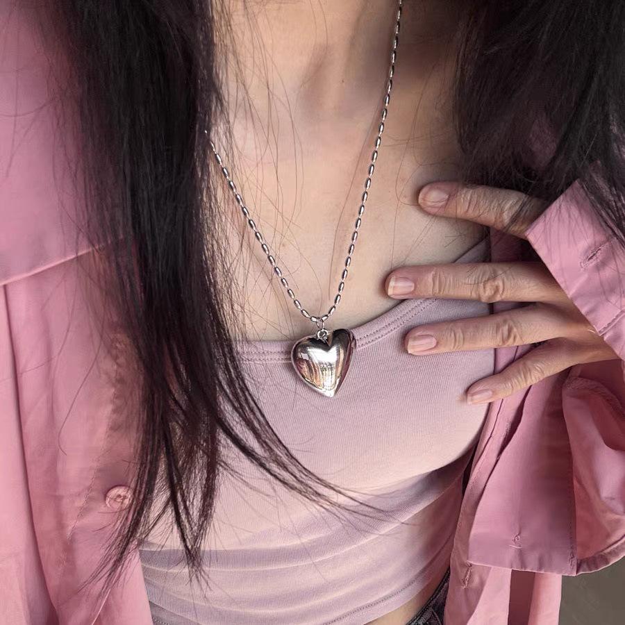 

Silver Heart Necklace, Sweet And Stylish, Stacked Gray Pearl, High-grade Clavicle Chain Accessories