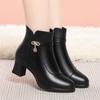 Zapatos de madre de suela blanda zapatos de algodón terciopelo antideslizante tacón grueso botines zapatos de cuero y zapatos cómodos para mujeres mayores otoño e invierno