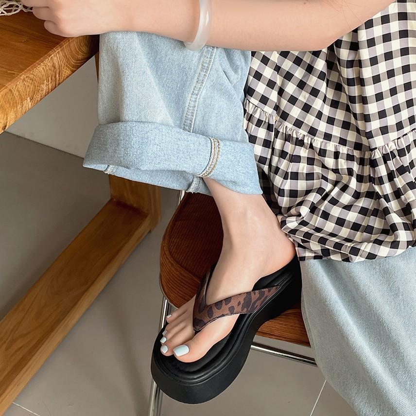 Fashion Internet celebrity explosion leopard print thick-soled flip-flops women's summer wear 2025 new versatile height-enhancing cool slippers