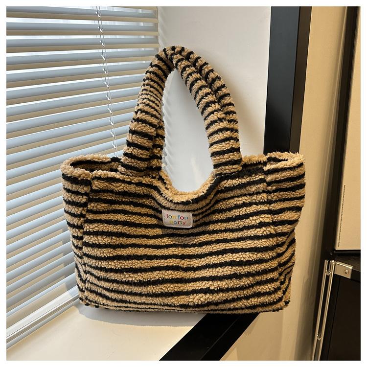 

плюшева сумочка з текстурою ніші 2024 року, нова весняна сумка великої місткості, сумка на плече із зарубіжним пухом хакі