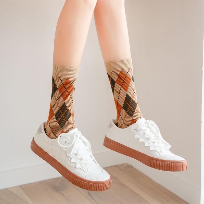 10 par/parti Damstrumpor med ränder Hög kvalitet Rutmönster Diamantmönster Harajuku Kammad Mellanhöga Färgstarka Bomullsstrumpor