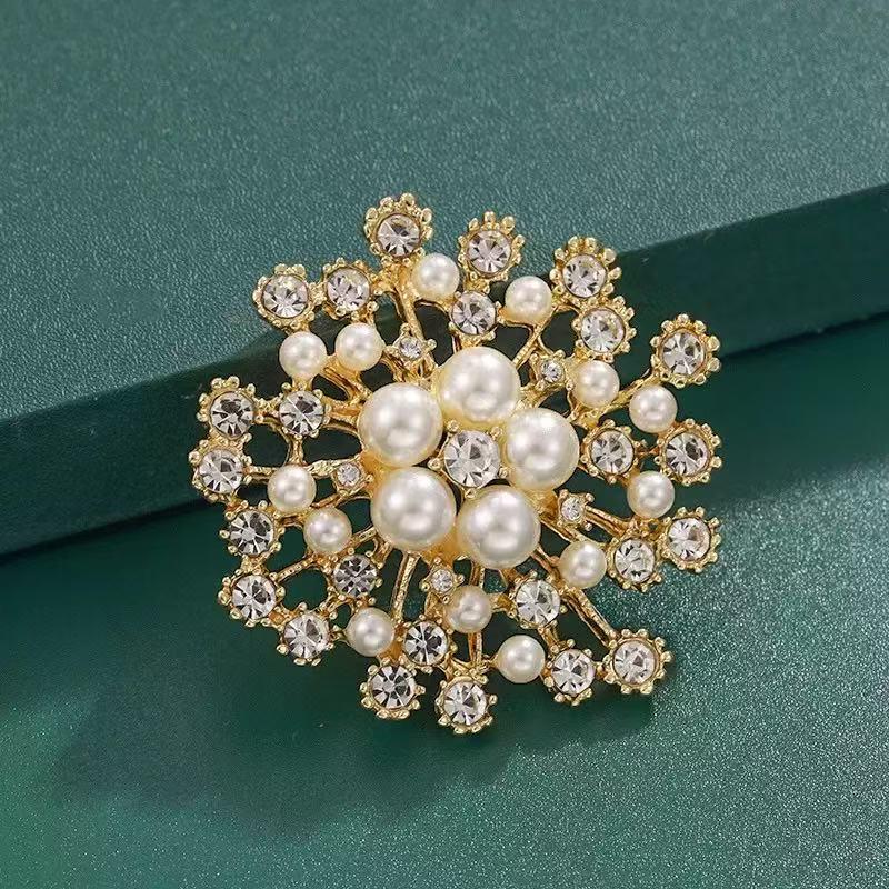 Pearl Heart Brooch: 2025 Autumn/Winter Trend - Korean Exquisite Pin for Women