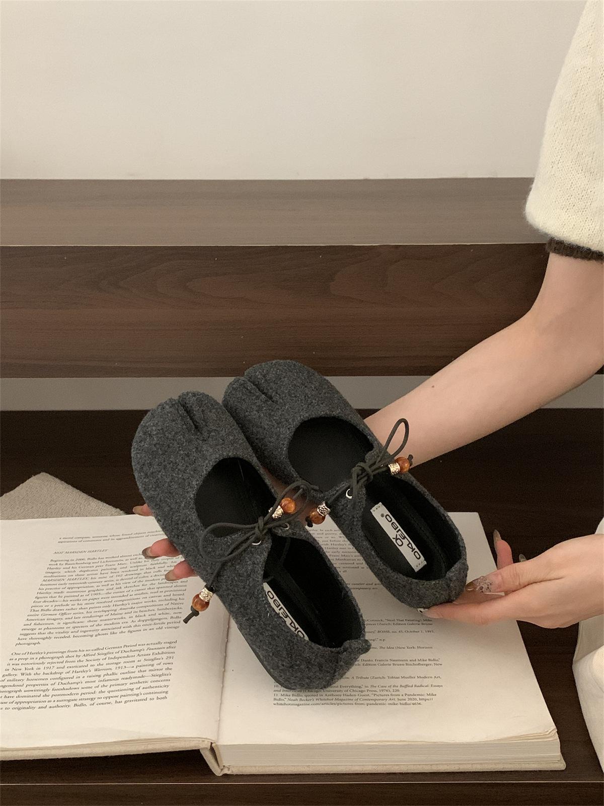 

Retro gray split-toed pig s trotters women s 2025 spring and autumn new shallow mouth design single shoes fashion Mary Jane shoes 39 темно-серого