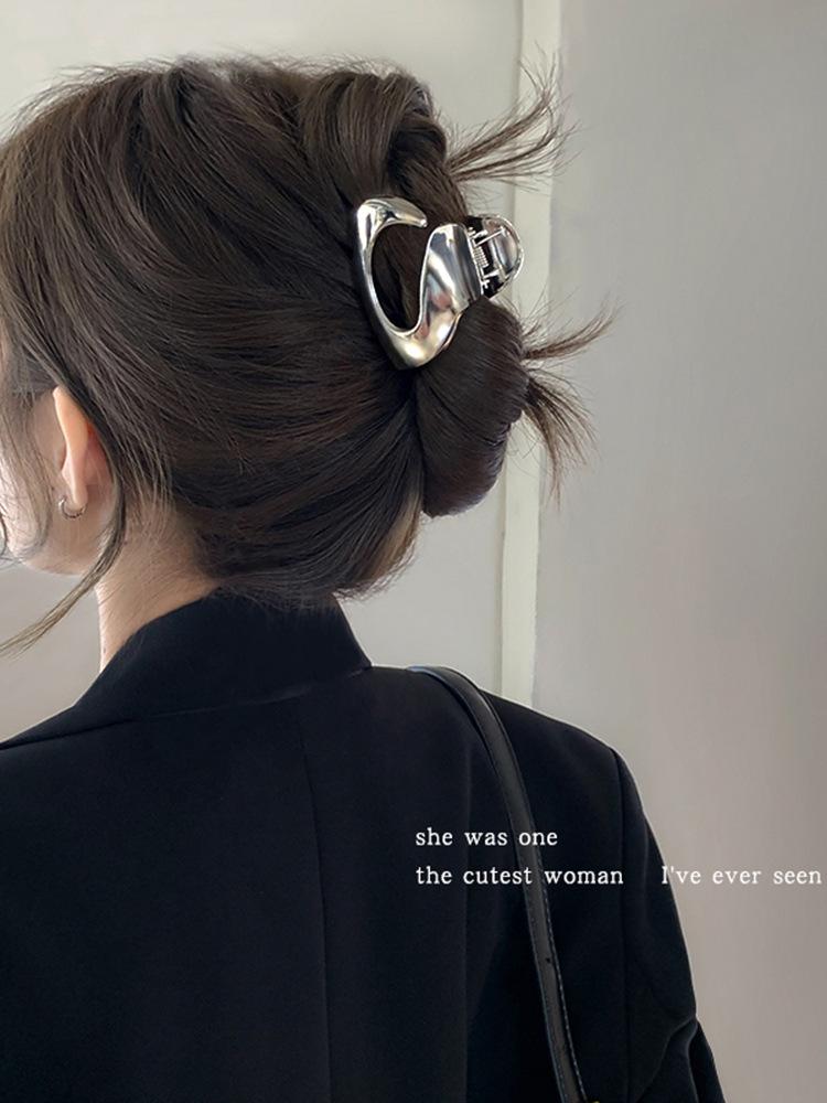 

Металлическая полая заколка-краб с бабочкой в стиле Y2K: Минималистичный, текстурированный аксессуар для волос