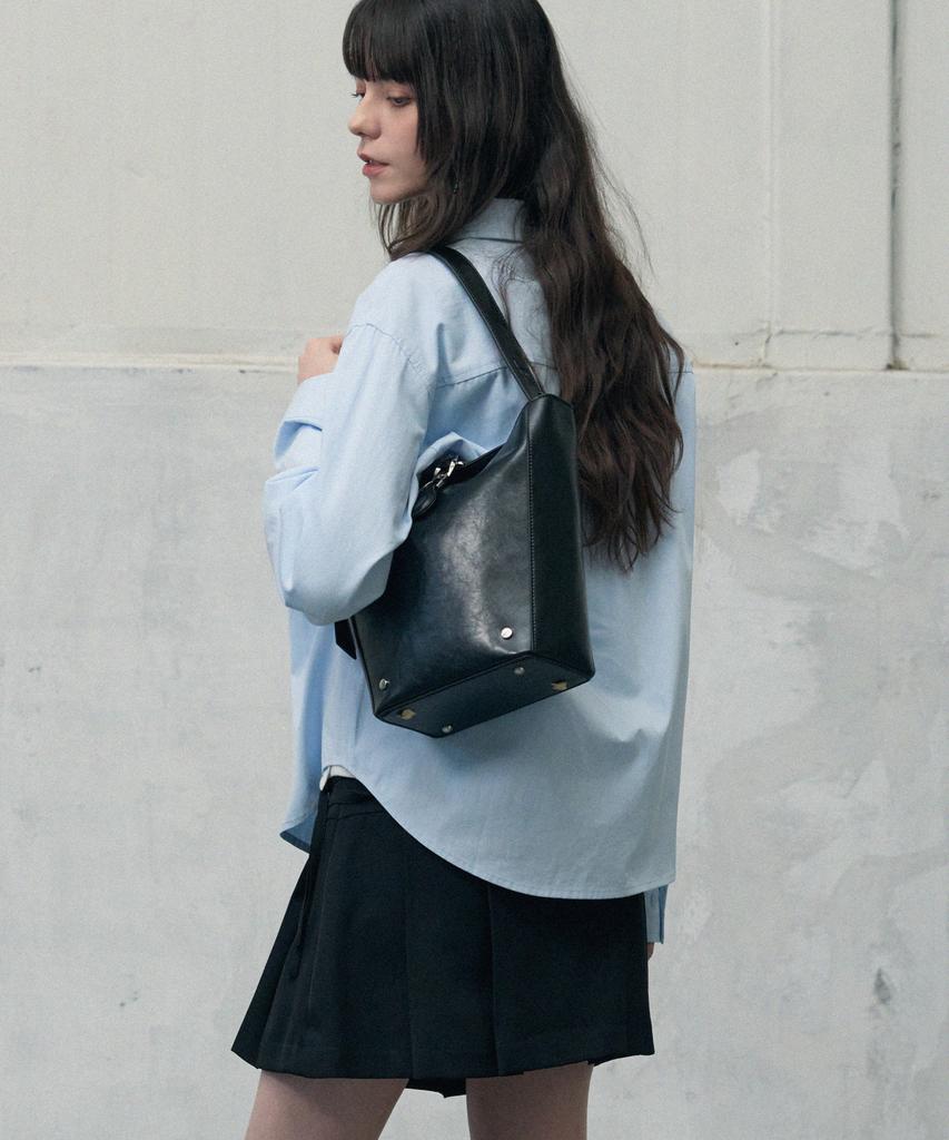 Leathery Vaulted Cow Leather Magnetic Bucket Bag [Black]