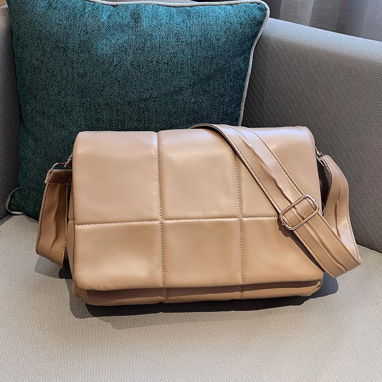 

Yogodlns Мягкая сумка через плечо из искусственной кожи с мягкой подкладкой и клапаном, женская зимняя сумка через плечо, большая вместительная пуховая сумка 33x10x22cm светло-коричневого