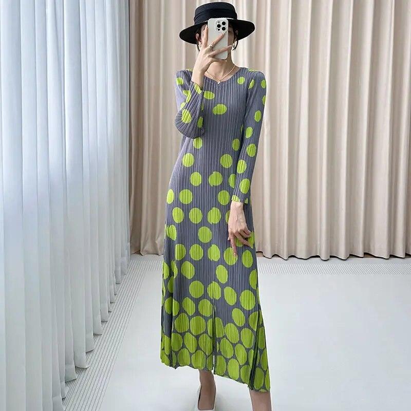 Dámské podzimní šaty s kulatým tečkovaným potiskem s kulatým výstřihem a 9/4 rukávem skládaná dlouhá sukně