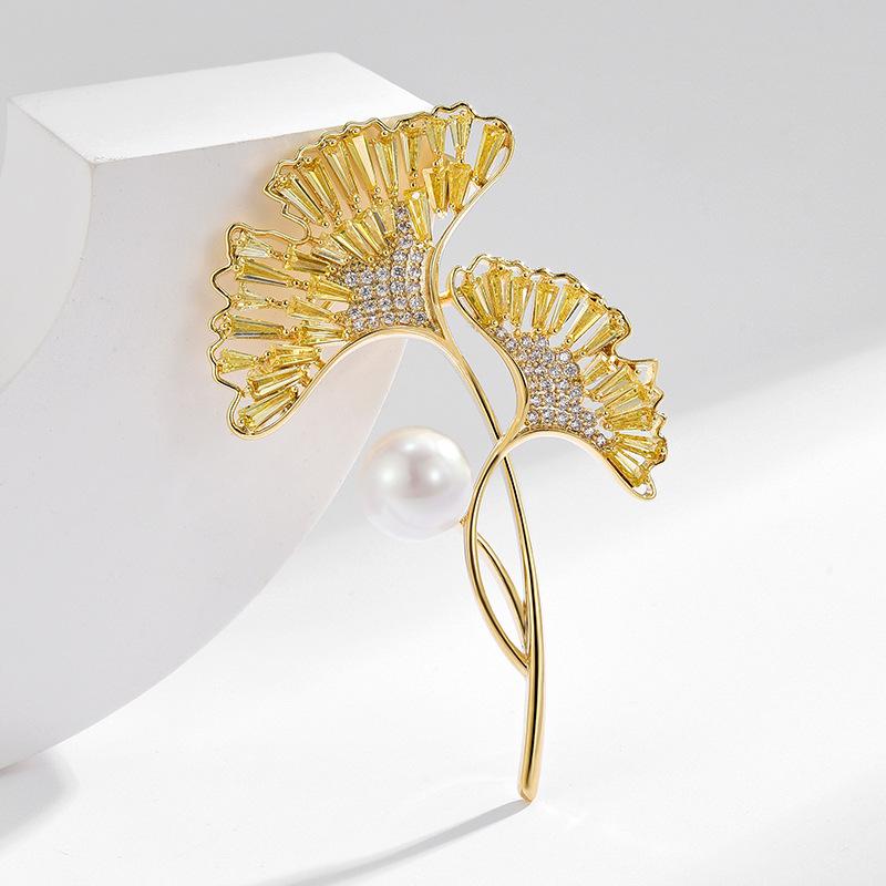 Simple And High-End Exquisite High-End Ginkgo Biloba Brooch Atmospheric Luxury Copper Gold-Plated Yellow And White Zircon Plant Corsage
