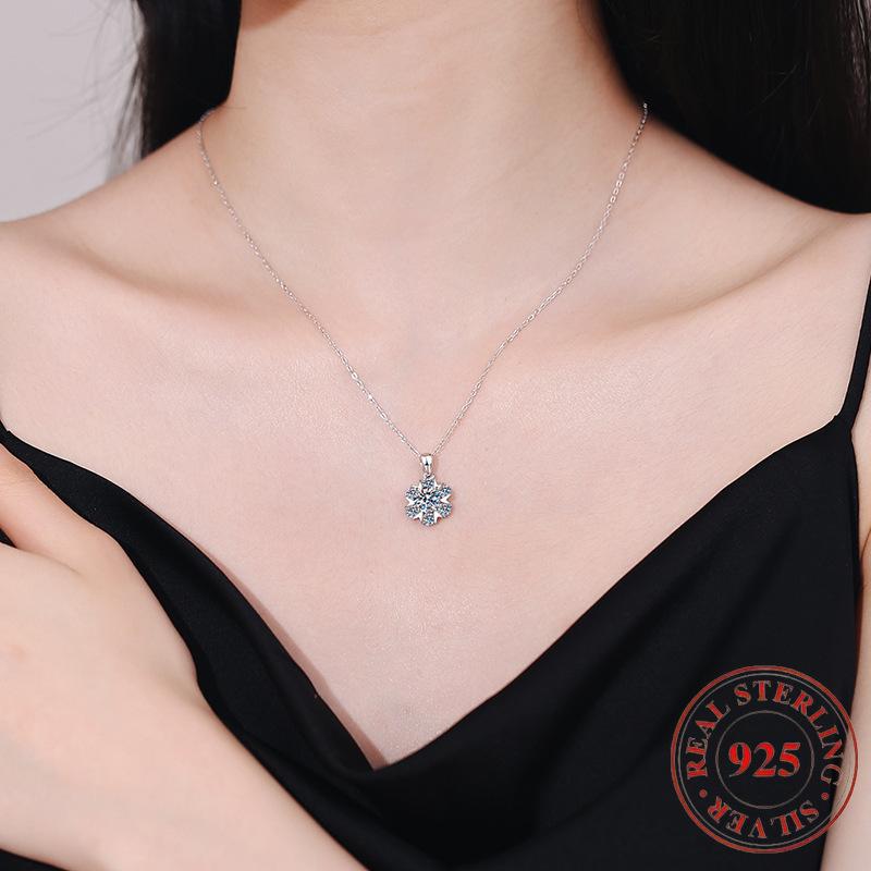 925Silver Collarbone Chain, Romantic Snowflake Necklace, Moissanite Necklace, Wedding and Birthday Gift, Fashionable, Elegant, Luxurious, Is the Best