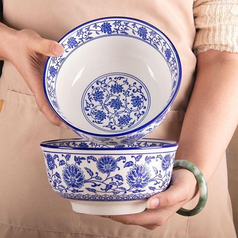 Traditionelle blau-weiße Porzellanschale