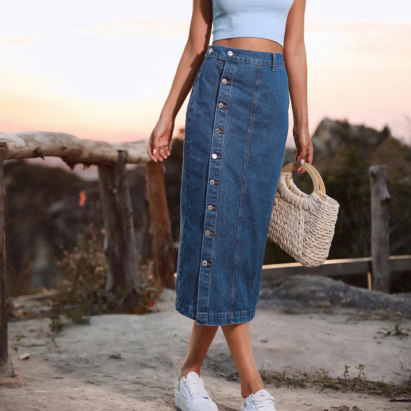 Джинсовая юбка средней длины с завышенной талией и нерегулярным разрезом на пуговицах — фото 10