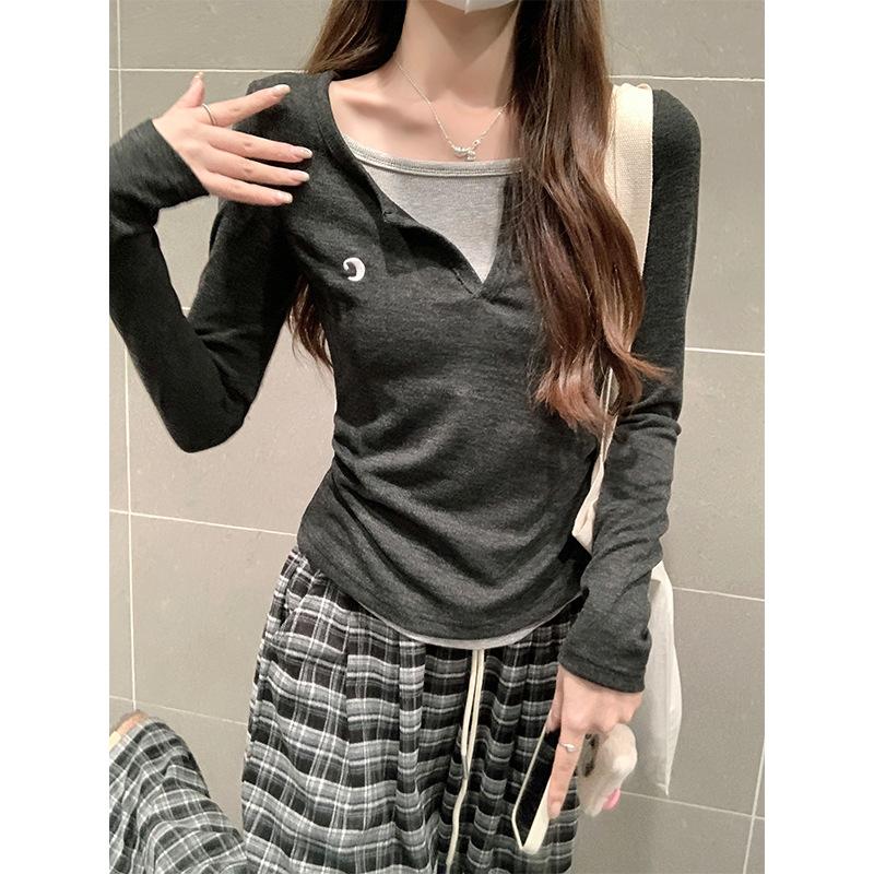 Fake two-piece contrasting color splicing V-neck long-sleeved bottoming shirt for women in autumn, right shoulder T-shirt, pleated slimming inner top