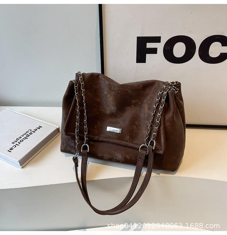 

Large capacity tote bag women s 2025 new Korean version of versatile texture chain shoulder commuter bag retro messenger bag