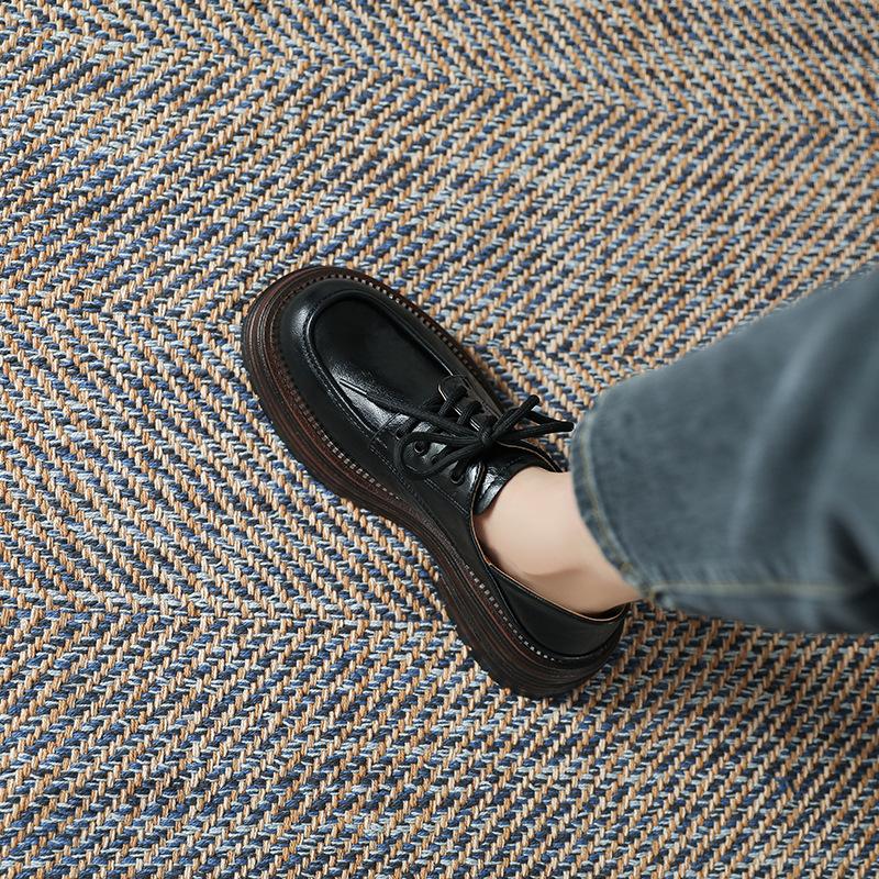 Zapatos pequeños de cuero con cordones de estilo británico retro para mujer, primavera 2025, nuevos, de punta redonda, zapatos individuales, exquisitos mocasines de tacón grueso para niña