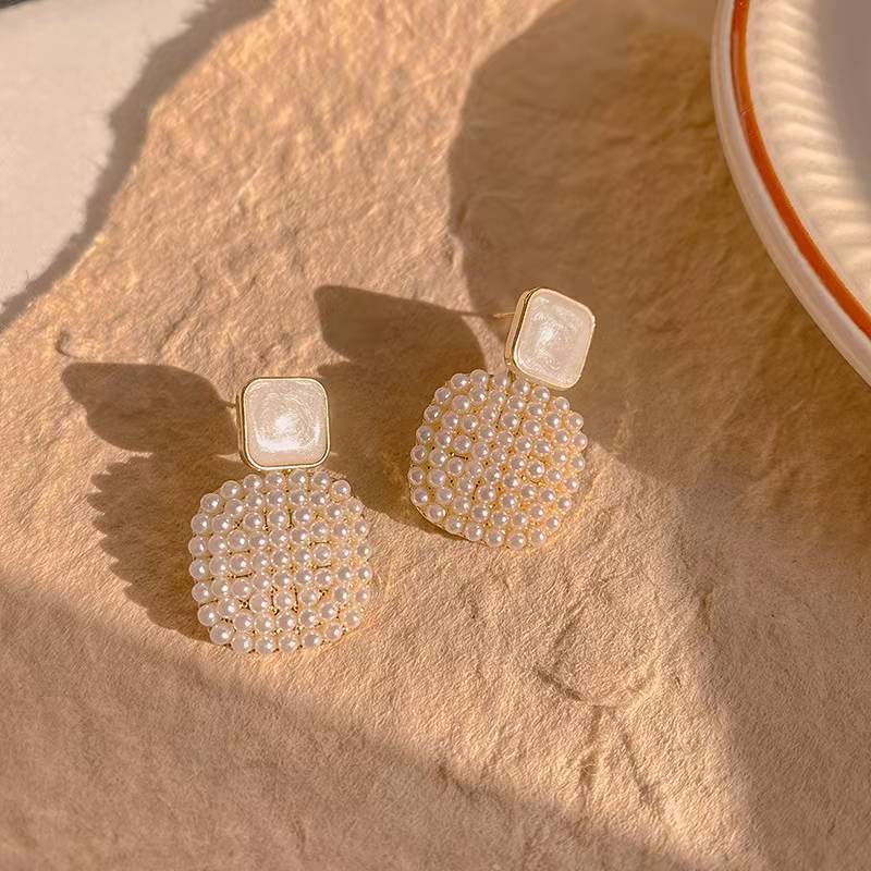 Stylish and simple square high-end stud earrings, women's geometric versatile temperament earrings, elegant and atmospheric earrings.