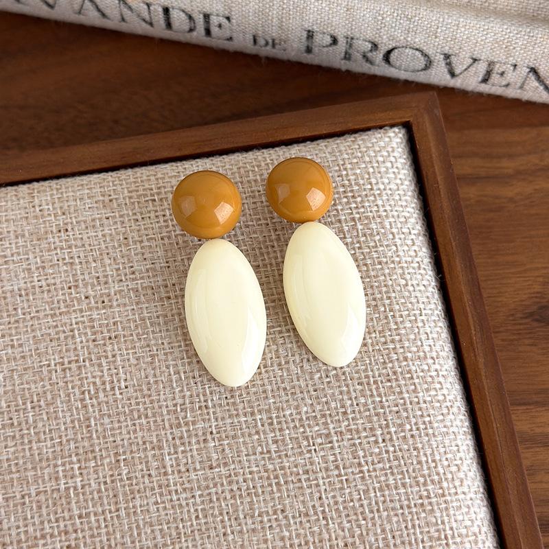 

Trendy Temperament Geometric Contrasting Color Resin Drop Earrings for Women Winter Autumn Retro Stud Earrings Jewelry Accessory бежевый