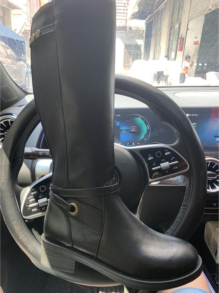 Damenstiefel Herbst/Winter 2022 in Übergröße mit kniehohem Blockabsatz, runder Zehenpartie, seitlichem Reißverschluss und Schnallenriemen