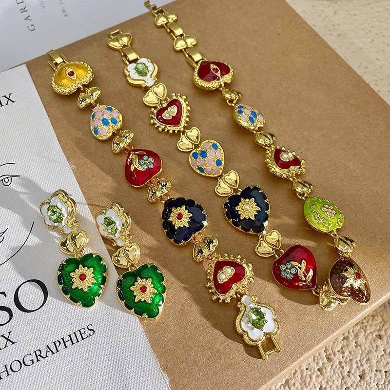 Vintage Liebesherz Geschnitzte Relief Halskette: Elegantes florales Schlüsselbein-Accessoire für Damen