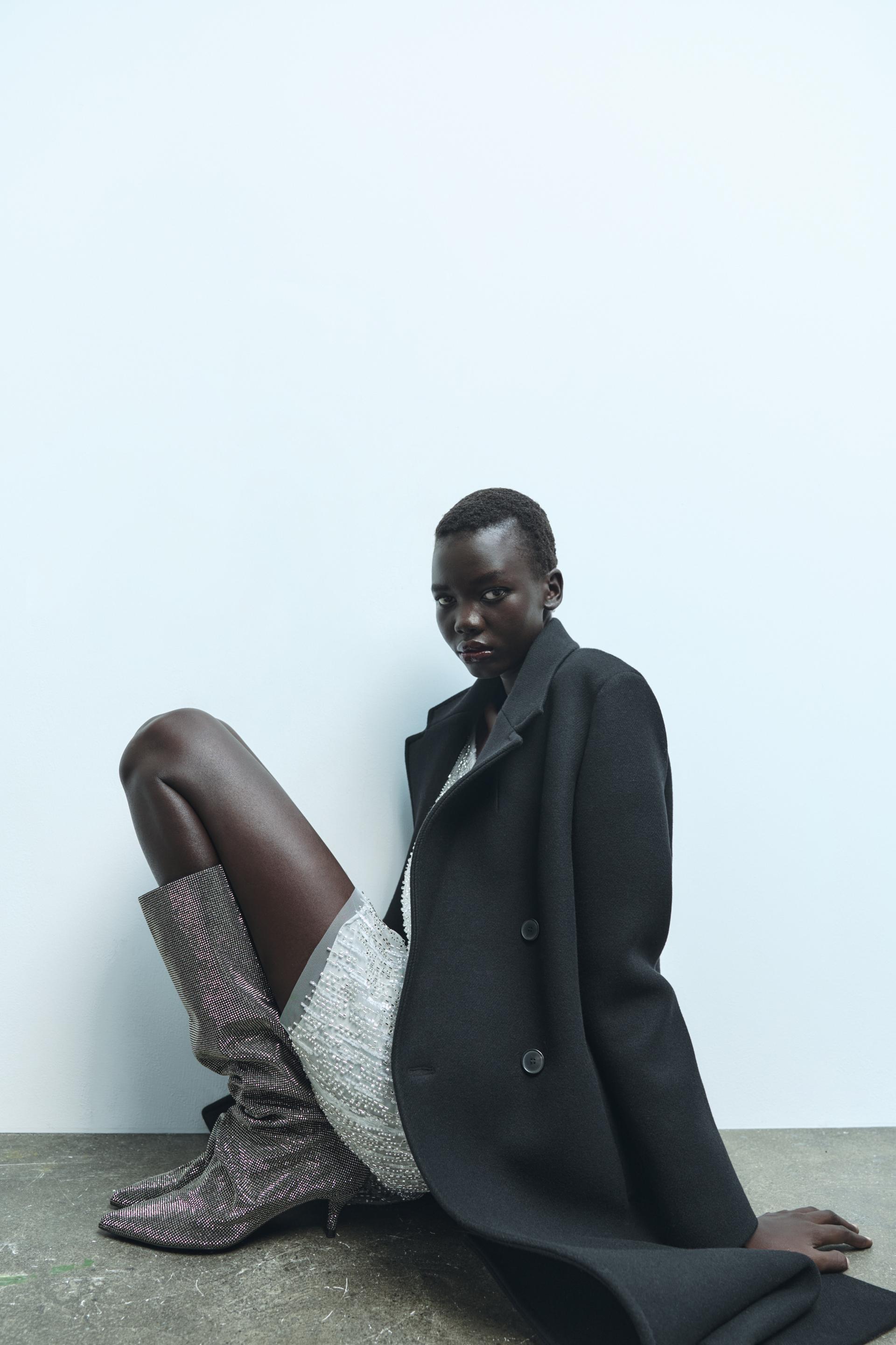 

Сапоги до колена со стразами и широкой икрой.