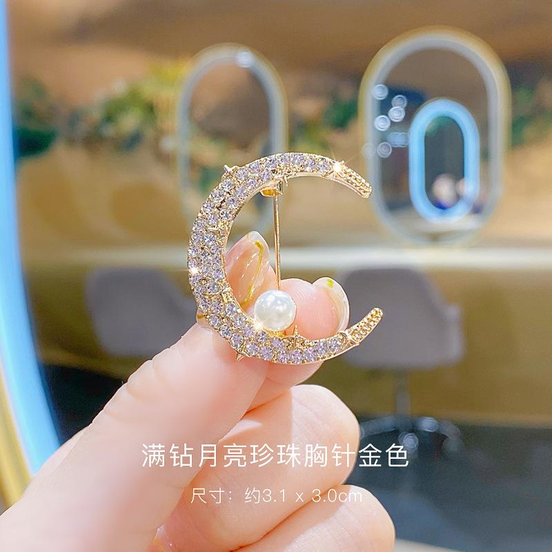 Bright star pearl brooch, high-end women s full diamond moon pin, fixed clothes, anti-light, exquisite brooch collar pin