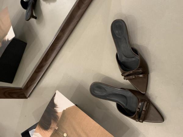 

Модная обувь Низкие женские тапочки 2025 Рим ПУ Шелк Резиновая ткань Каблуки-копытца Обувь Женские тапочки Низкие 2025 ПУ Шелк Резиновая ткань Рим 35