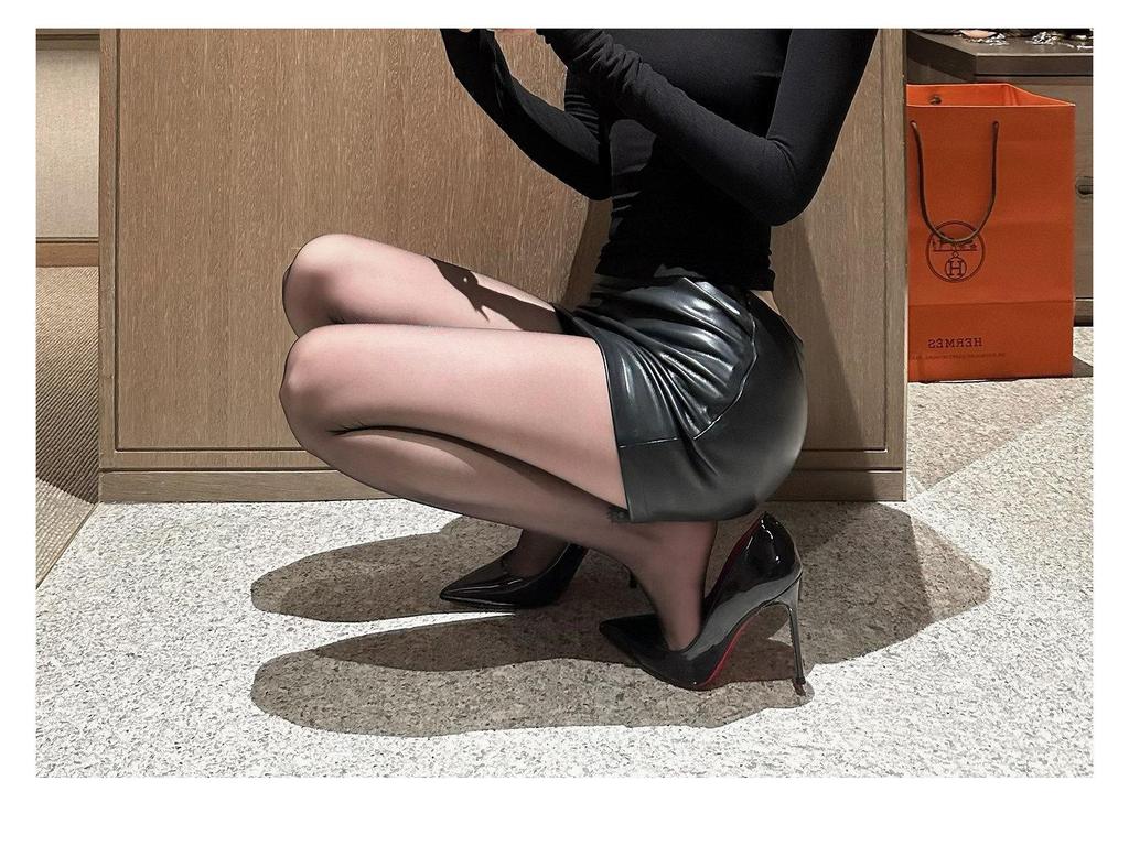 Women's Black Off-the-Shoulder Hollow Long-Sleeve Slim-Fit T-Shirt: Spicy Style, Winter Inner Wear & Waist-Cinching Base Layer.