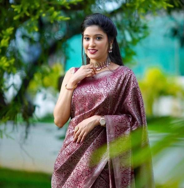 Krásné zlaté Jari s novým designem Soft Lichi Silk Saree