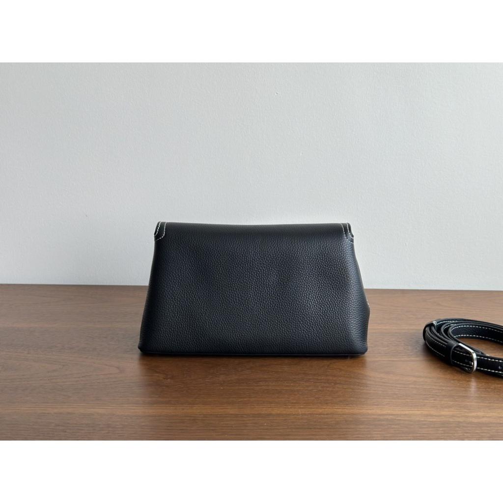 Borsa a tracolla/a spalla da donna Kazilan in camoscio di nicchia Toteme piccola in pelle di mucca con patta, chiusura a fibbia, grande capacità