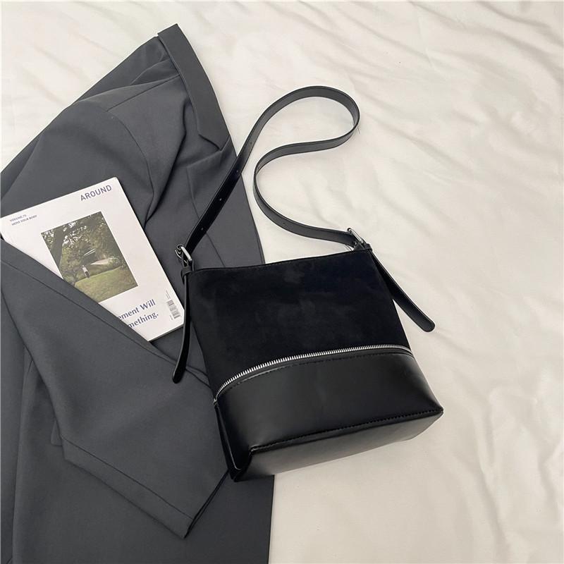 

2025 осень новая большая вместительная сумка-тоут женский нишевый повседневный рюкзак модная сумка через плечо Tongle чёрный