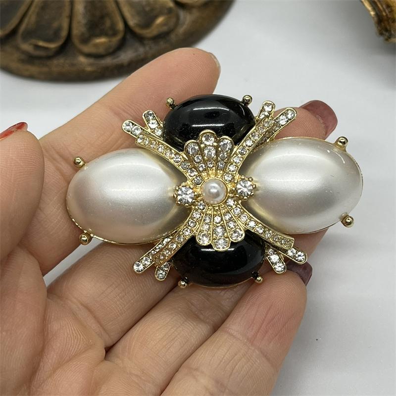 SKEDS Vintage Women Men Fashion Crystal Cross Baroque Style Badges Brooch Retro Unisex Rhinestone Luxury Pin Corsages Jewelry