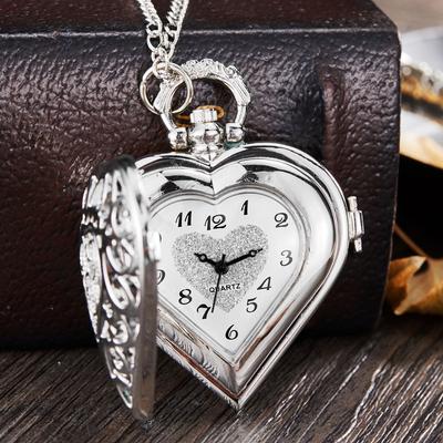 Romantischer Silberner Herzförmiger Design Halskettenanhänger Exquisite Quarz Taschenuhr ModeGeschenk ModeUhr Für Weibliche Damen
