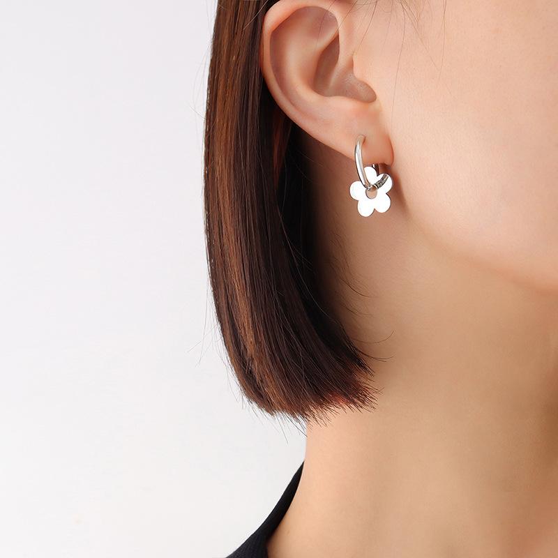 

18K Gold Plated Stainless Steel Christmas Flower Ear Cuffs - European & American Style, Influencer-Approved, Cute Earrings.
