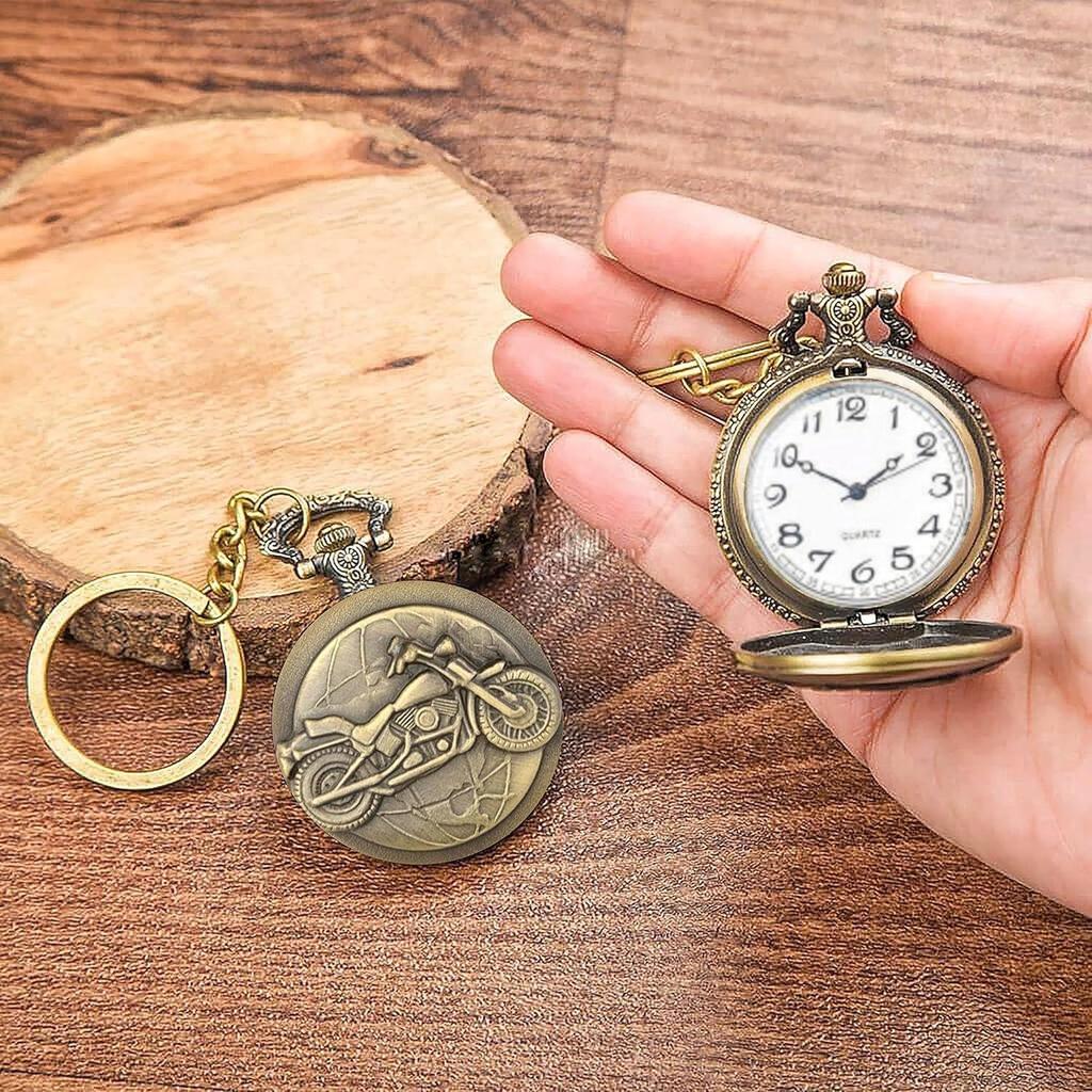 Vintage Quartz Pocket Keychain for Men & Women – Classic Retro Antique Style Timepiece, Decorative Accessory for Bags and Backpacks.