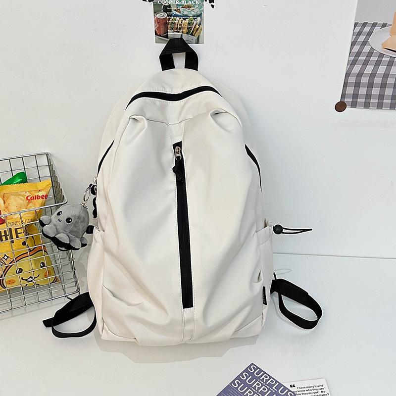 Leichter Outdoor-Reiserucksack für Damen – schlichte, einfarbige Ausführung, großes Fassungsvermögen, ideal für Freizeit und Schule.