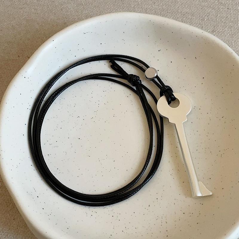 

Metal Key Shaped Pendant Necklace For Women Girls Simple Long Wax Rope Sweater Chain Accessory Gifts