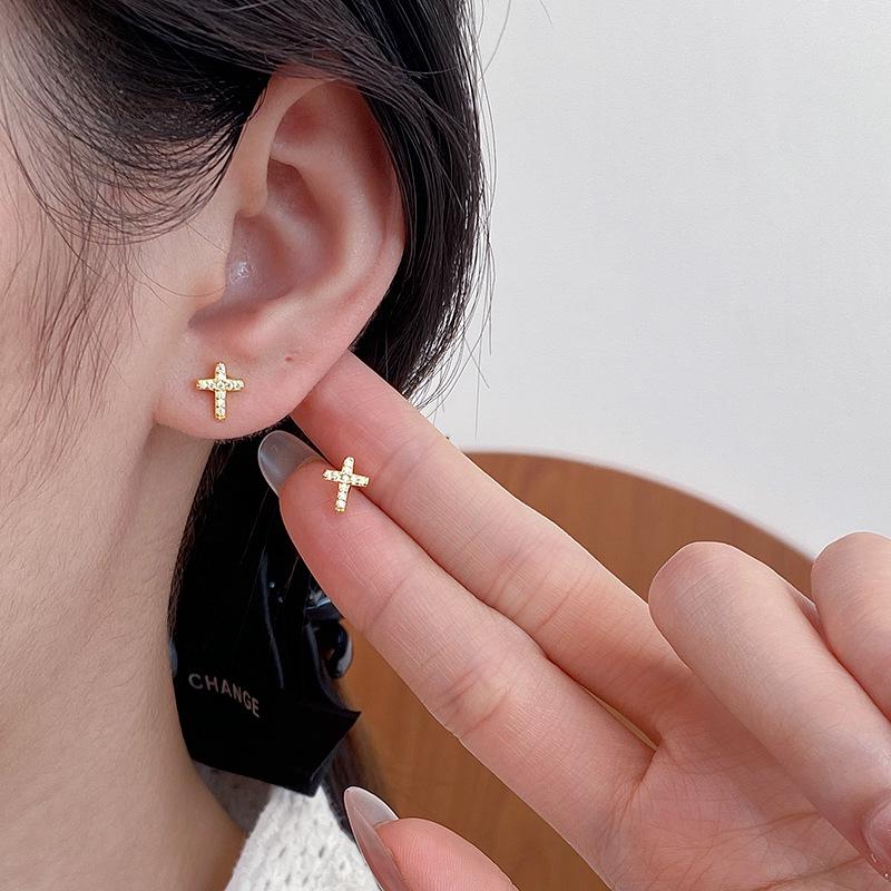 Náušnice krížiky z pozláteného 18K zlatom striebra S925 s pave diamantmi - kórejský štýl, dizajn ľahkého luxusu