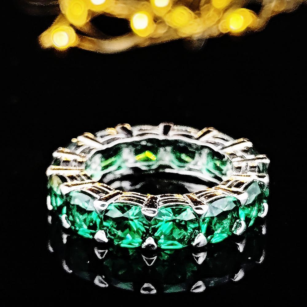 Luxury Zircon Gem Diamond Band Ring with Niche Appeal