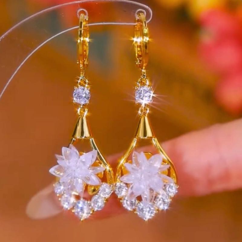

New Luxury Super Fairy Earrings for Women with Rose Shaped Water Droplet Earrings, Light Luxury and High-end, Fashionable and Atmospheric Earrings