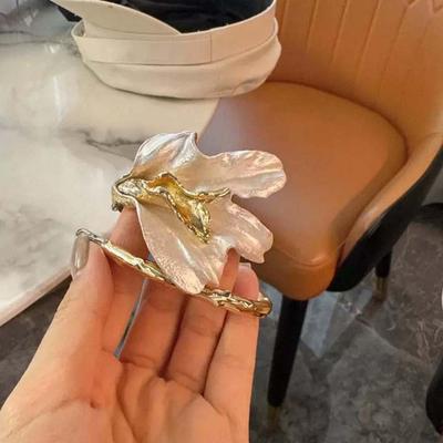 Handgefertigter aufklappbarer Tulpenarmreif Übertriebener Armschmuck Metallblumenarmband Geometrischer unregelmäßiger gold-weißer Armreif Vielseitig