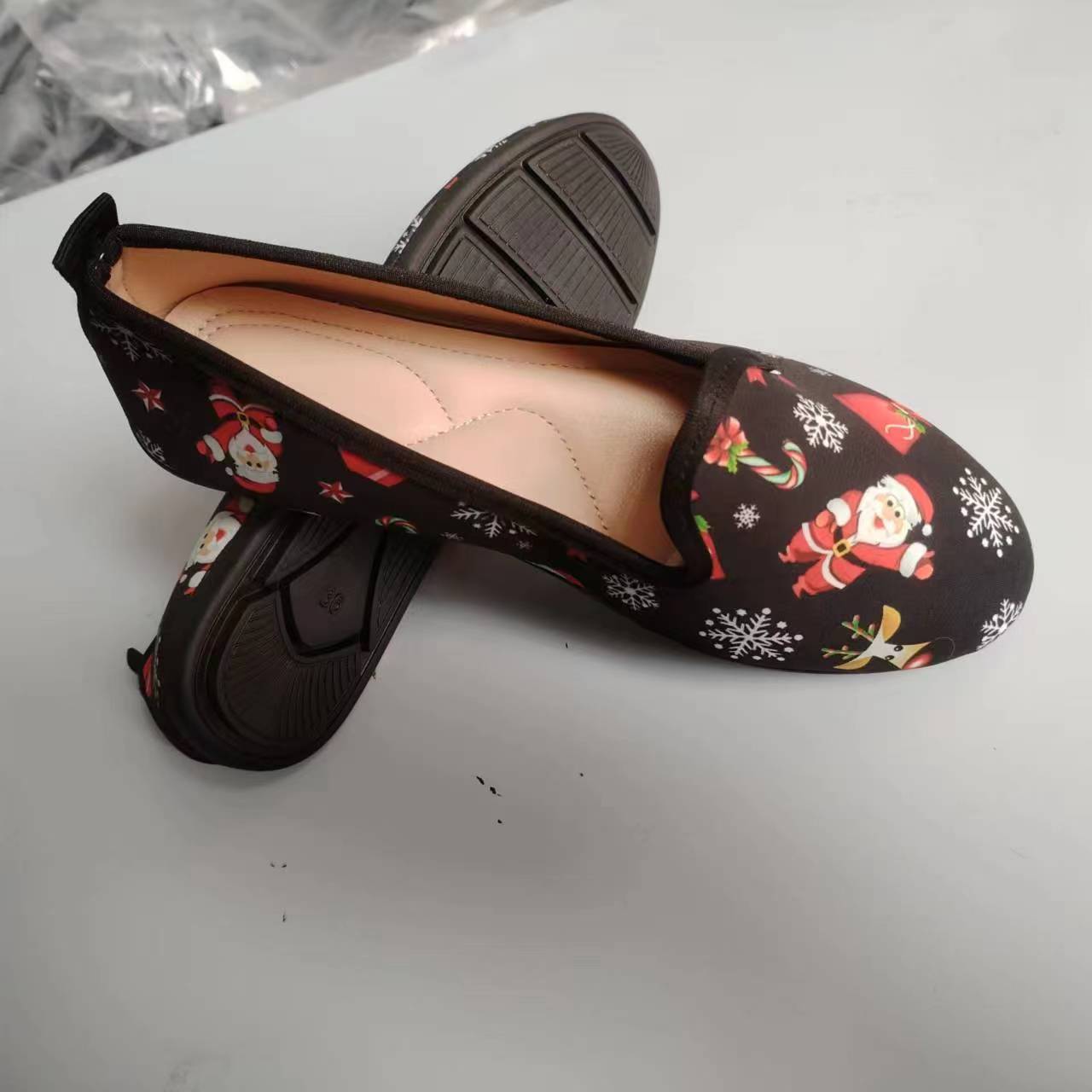 

Европейские и американские рождественские туфли-одиночки 2024 года, новые повседневные туфли с плоским дном и неглубоким горлом для женщин Traf 43 чёрный