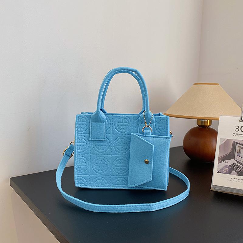 İki parçalı set küçük taze düz renk 2025 sonbahar yeni kabartmalı taşınabilir çapraz askılı küçük kare çanta