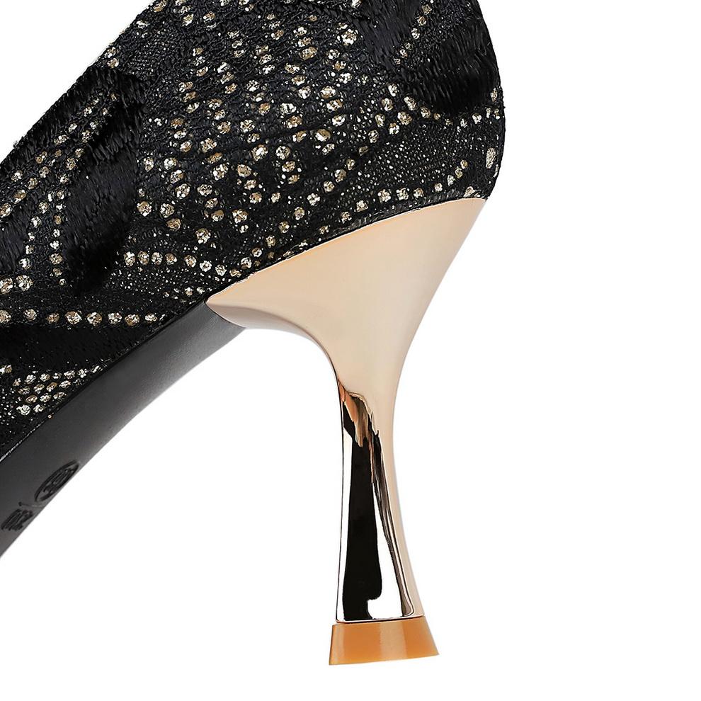 Zarte und Intellektuelle Spitze mit Unregelmäßigen Mustern und Feinen Absätzen, Professionelle Damen-Pumps