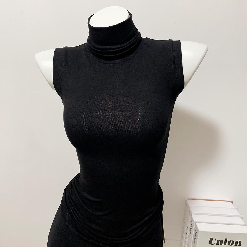 Slim-Fit, Sleeveless, High-Neck, Solid-Color Body-Hugging Top