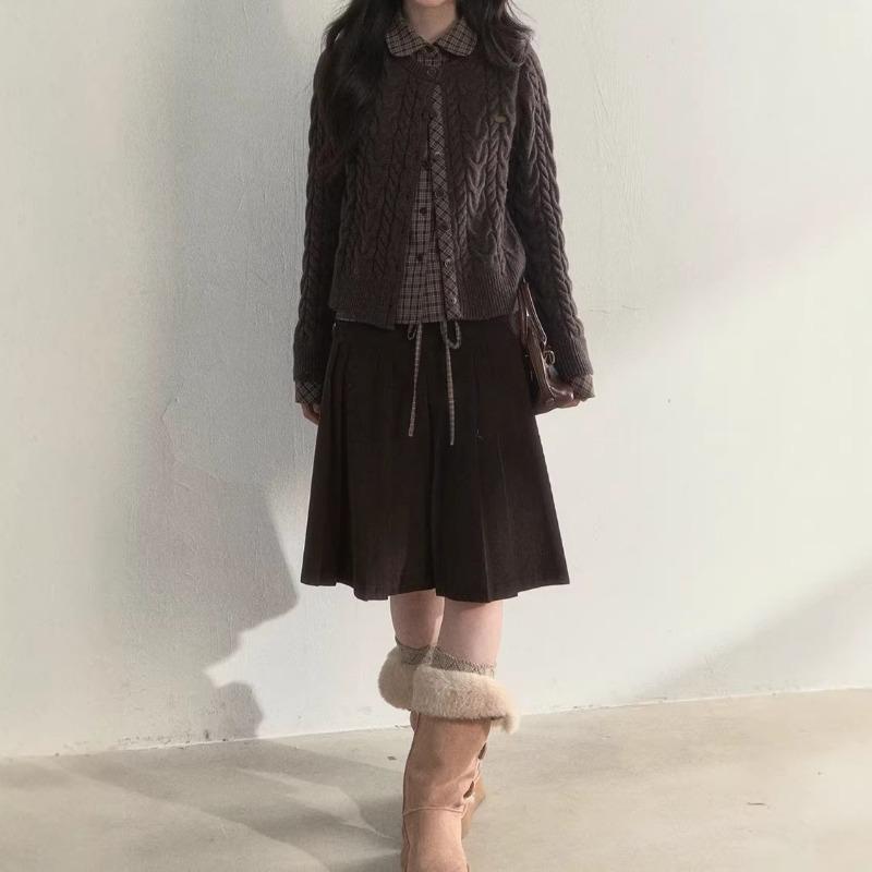 

Aussie Wool Doll Collar Collegiate Knitted Sweater at Twilight in the Pine Forest of Sunset Park S коричневый